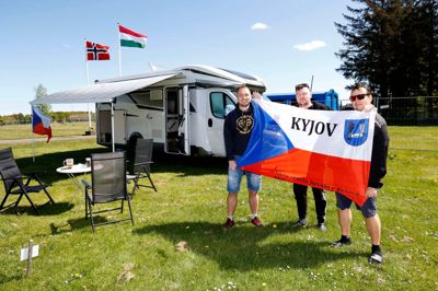 Nogle tjekkiske venner har slået sig ned på hockeycampingpladsen ved MCH.