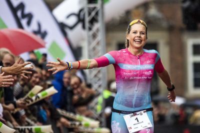 Michelle Vesterby - her under et ironman-stævne i København i 2019 - knuste al modstand under weekendens ekstreme Ultraman-løb i Arizona, USA.