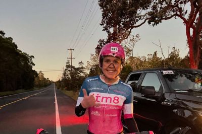 Michelle Vesterby efter at have cyklet 276 kilometer på andendagen af VM i ultraman. Foto: Privatfoto