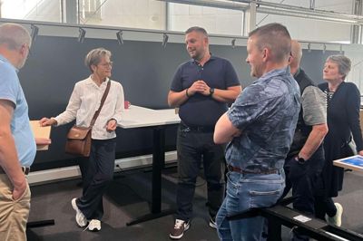 Tommy Møller, Senior Manager Operations Technics hos Linak (med foldede hænder), viste rundt på virksomheden. Efter besøget var der stor ros til bykoordinatoren for at have arrangeret dette besøg. Birthe Luckmann har gået i skole med Tommy Møller og havde dermed fået aftalen i hus. I hvid skjorte ses byrådspolitiker i Herning Kommune Marianne Bjørn (V).