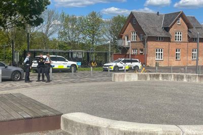 Både uniformerede patruljevogne og en civil politibil blev sendt til Ikast i forbindelse med en konflikt mellem en borger og fire drenge torsdag eftermiddag.