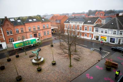 I december satte byrådet en million kroner af til et byrumsforsøg på Skoletorvet. Nu har byrådet fundet yderligere 650.000 kroner til projektet.