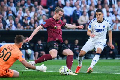 København, 16. maj 2024: Mads Bech Sørensen (i.m.) sparker væk foran keeper Martin Fraisl og FCK's Mohamed Elyounoussi. Et år senere står FCM-anføreren og holdkammeraterne foran endnu en guldfinale i Parken.