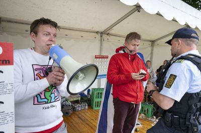 Stram Kurs holdt debatmødet "Skal vi brænde koranen" 15. juni sidste år, da Rasmus Paludan (til højre) og hans bekendte ifølge anklagemyndigheden overtrådte straffeloven ved at behandle et eksemplar af koranen på utilbørlig måde. (Arkivfoto)