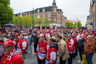 Der er gang i ishockeyfesten i Herning - og det er blevet bemærket af IIHF-præsident Luc Tardif.