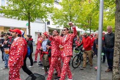Luca Botta, som ses i forrest i midten, var i hopla sammen med sine schweiziske kammerater. Han roste Herning for en fantastisk god atmosfære.