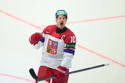 Roman Cervenko jubler efter sit matchvindende mål i den forlængede spilletid. Den bundrutinerede angriber blev sat mesterligt i scene af tjekkernes store NHL-stjerne, David Pastrnak fra Boston Bruins.