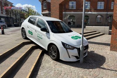 En alternativ bilparkering er gået viralt på sociale medier efter den blev delt af stor dansk influencer. Bag parkeringen står optikerkæden Louis Nielsen med deres slogan »sku' ha' gået til Louis Nielsen«. Foto: PR-foto