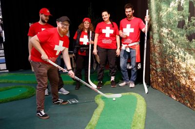 Giulio Marcionelli (forrest) er ikke bare begejstret for muligheden for at spille minigolf med en ishockeystav. Han er generelt begejstret over Herning som værtsby for VM i ishockey 2025.