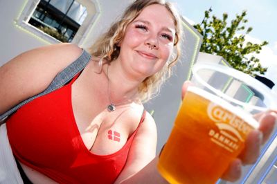 Stefani Jeppesen, fan af Danmark: - Jeg synes, at det er super fedt, og det er lækkert, at det er lige som at komme på en festival, og der er aktiviteter indenfor. Og så bliver det kun bedre med øllen og det gode vejr.