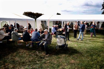 Der var dækket op til søbilæum, da Bølling Sø blev fejret på sin 20-årsfødselsdag med taler, sang og både kaffe, sodavand, kage og tapas.