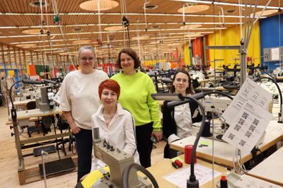 Bagest fra venstre Majbritt Grau Damgaard og Viktoriia Baltser. Forrest Nataliia Kostiuk og Olha Skribets i det imponerende syværksted på Via i Birk.