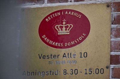 Lørdag klokken 08.30 fremstilles en 15-årig dreng i grundlovsforhør ved Retten i Aarhus. Han er blandt andet sigtet for dødstrusler.