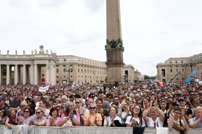Tusindvis af katolikker var søndag mødt op på Peterspladsen i Rom, hvor pave Leo fremførte den såkaldte Regina Coeli-bøn. Det er en bøn, der ærer Jomfru Maria i påsketiden.