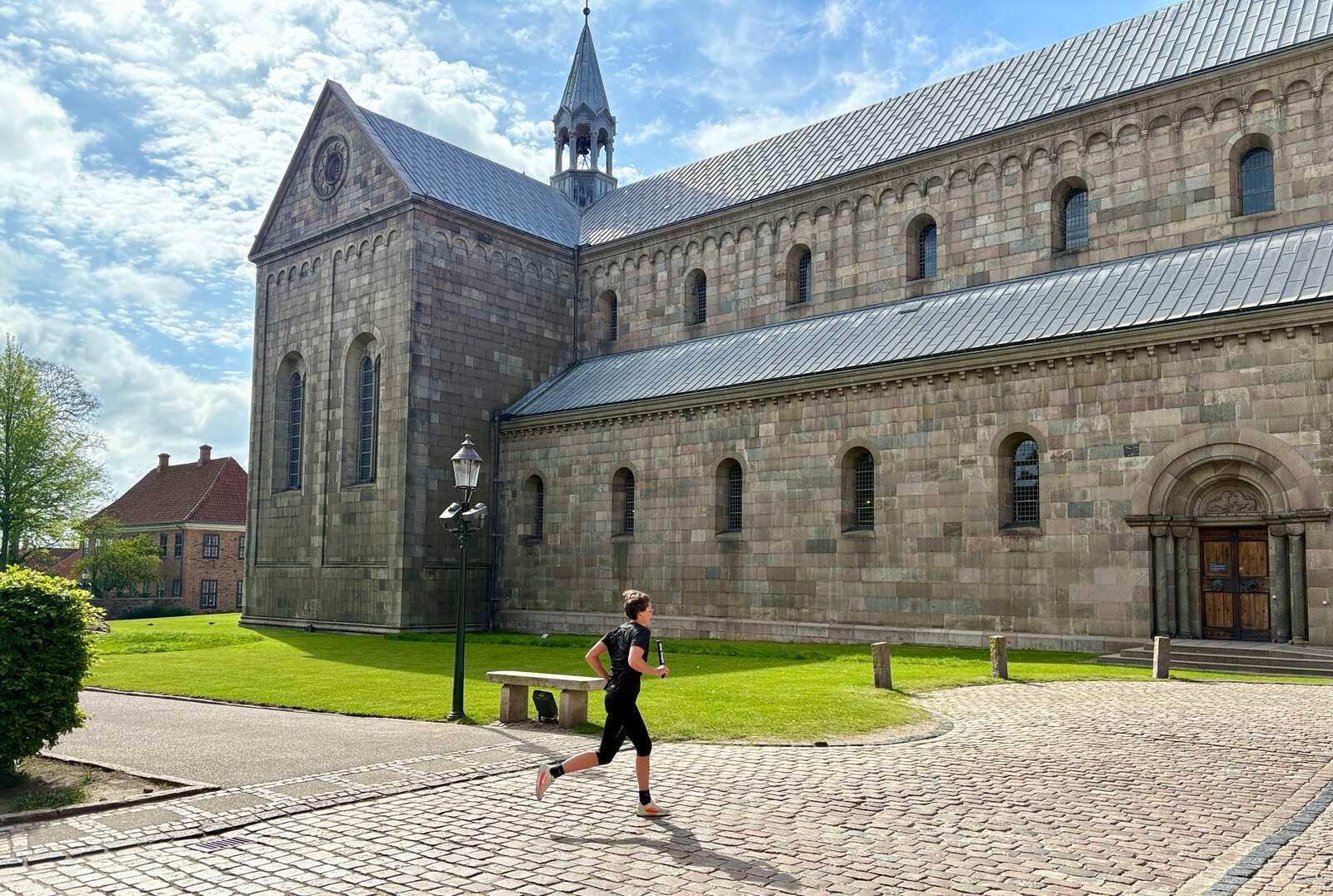 Tidligere håndboldspiller og dobbelt OL-guldvinder Lotte Kiærskou fik æren af at løbe Viborgs Royal Run-depeche til Viborg Domkirke som sidste stop inden løbsfesten den 9. juni, når 17.500 løbere skal forbi domkirken. Foto: Viborg Kommune