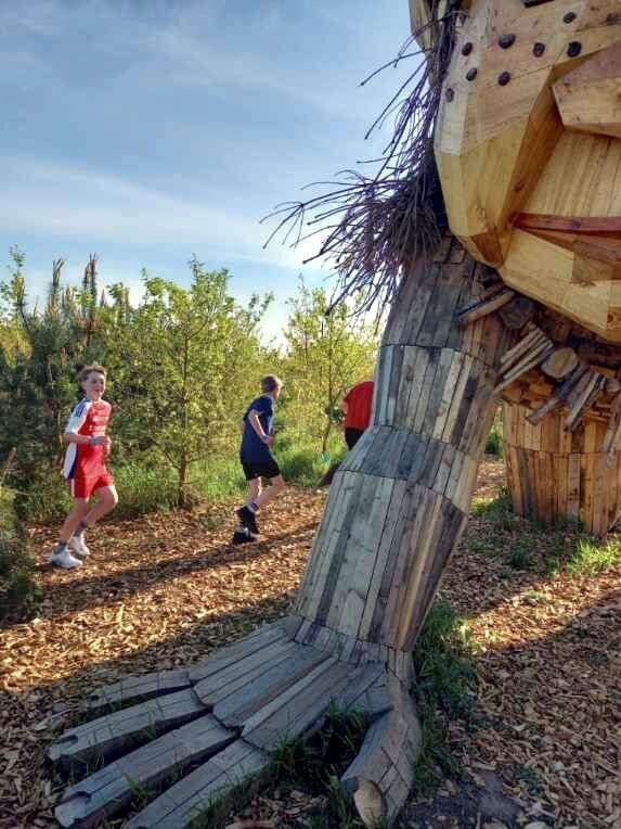 Løbernes rute gik forbi Thomas Dambos kæmpe skovtrold, Helle Haltben, i Hald Folkeskov. Privatfoto