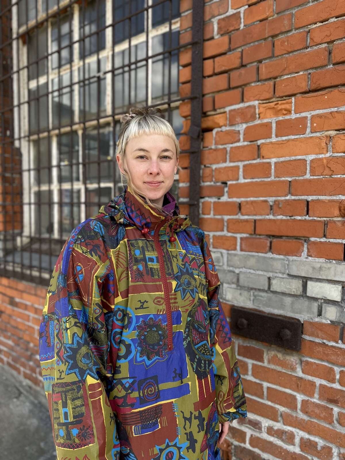 Det er kalkbærerperformer Anne Sofie Pi Østergaard, der bogstaveligt bærer hele forestillingen, når »Kalkbæreren« opføres som performance i Mønsted Kalkgruber. Pressefoto