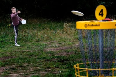 Lige før man får en birdie - alts et kast bedre end banen par, som er tre. Foto: Henrik Ole Jensen