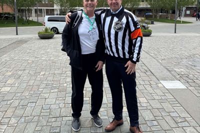 Herningensiske Claus Hansen (t.h.) poserer i sin NHL-dommertrøje - en gave fra canadiske Mike Leggo, det levende dommerikon, der i 20 år dømte over 1200 kampe i verdens bedste ishockeyliga, National Hockey League. Foto: Privatfoto