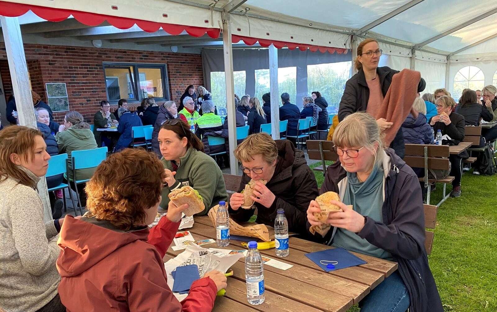 Igen er Bente Hanghøj Christensen og Anethe Karlsen arrangører af Quinde Walk, og de har igen sørget for, at man kan få noget i skrutten efter anstrengelserne på stisystemerne omkring Daugbjerg. Privatfoto