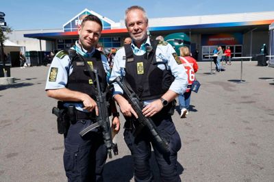 Ved fanzonen hos MCH Messecenter Herning sikrer bevæbnede betjente, at det er trygt og sikkert for de mange besøgende.