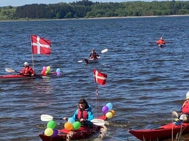 Det var et festligt skue, da medlemmer af Hjarbæk Havkajak Klub vendte kajakken mod Hjarbæk fra klubhuset i Knudby. Privatfoto