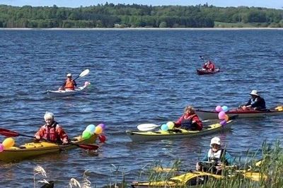 Hjarbæk Havkajak Klub kunne i den forgangne weekend fejre 30-års fødselsdag med en tur fra Knudby til Hjarbæk og efterfølgende fest på Hjarbæk Fjord Camping. Privatfoto