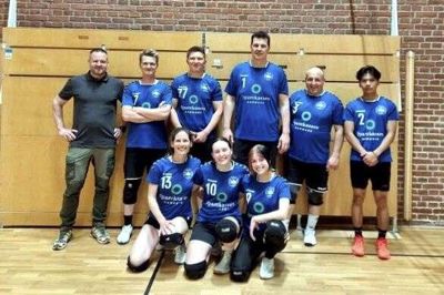Otte spillere og træner Hans Peter Fly Løhr udgjorde truppen fra Fjends Volley, der lørdag gjorde egnen ære, da det blev til en flot fjerdeplads ved DM i mix-volley i Odense. Privatfoto