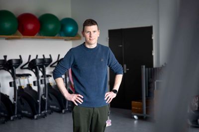 Obstruktiv søvnapnø øger risikoen for en række alvorlige sygdomme, hjertekarsygdomme, forhøjet blodtryk og diabetes, fortæller læge Benjamin Senqu Mulvad. Han står bag verdens første søvnakademi, som tilbyder patienter med søvnapnø et behandlingsforløb med fokus på livsstilsændringer i stedet for for eksempel livslang maskebehandling.