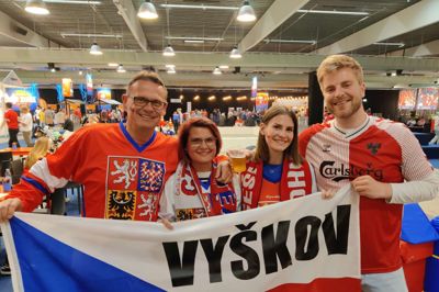 Thomas Hartvig Nielsen (t.h.) havde sin tjekkiske kæreste Daniela Anna Horáčková og hendes svigerforældre med til ishockey. Svigerfar hedder Pavel Horaček og svigermor er Katarina Horáčková.