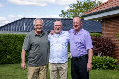 Den tidligere Herning-spiller Mogens Møller Nielsen (i midten) har under VM-slutrunden i ishockey to tidligere holdkammerater boende. Det er canadierne Douglas Caines (t.v.) og Paul Richard, som spillede for Herning i begyndelsen af 1980'erne.