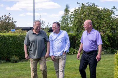 Gensynsglæden er stor, og anekdoterne er mange, når sådan et par canadiere med fortid i Herning Ishockey Klub er tilbage i Herning. Fra venstre er det den tidligere spillende træner Douglas Caines, Herning-spilleren Mogens Møller Nielsen og backen Paul Richard, der spillede i Herning fra 1979-1984. De er alle tre fyldt 68 år.