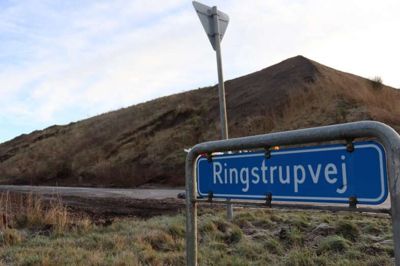 Jordbjerg/støjvolden ved Ringstrupvej er alt for høj, men istedet for at fjerne jordmængden har entreprenøren fået politisk opbakning til at bruge til at opgradere tilskuerfaciliteterne ved gocartbanen og til et nyt rekreativt område
