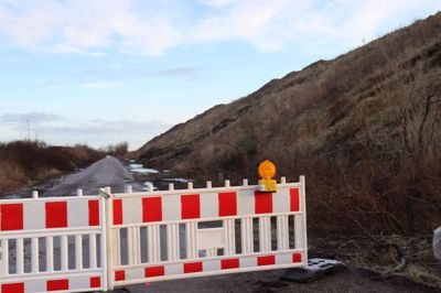 Kommunen har tidligere måttet afspærre Ringstrupvej på grund af jordskred fra de høje jordvolde, der er blevet målt til 20 meter, selvom der kun er givet tilladelse til 8 meter. Planen er nu at omlægge vejføringen øst om volden og fylde Ringstrupvej op med jord.