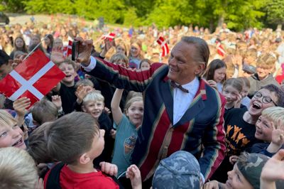 Sigurd Barret var en populær herre, da han gæstede Himmelbjerget for at indspille en musikvideo med elever fra Mølleskolen, Gudenåskolen, Knudsøskolen, Bjedstrup Skole og Balleskolen fra Silkeborg.