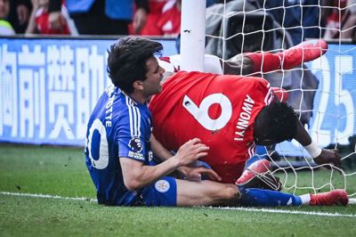 Her gik det galt for nigerianske Taiwo Awoniyi fra Nottingham Forest i søndagens kamp mod Leicester City.