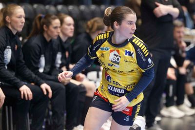 Line Mai Hougaard er i gang med sin sjette sæson i Ikast Håndbold. I den seneste ligakamp mod Silkeborg-Voel rundede den herningensiske fløj 500 mål i den gule trøje.