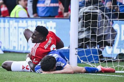 Nottingham Forest-angriberen Taiwo Awoniyi (til venstre) kolliderede med stolpen i slutningen af søndagens Premier League-kamp mod Leicester.