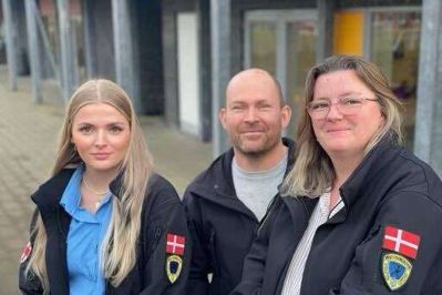 Peter Rasmussen - gammel Kjellerup-dreng - mellem sin hustru Lone og sin datter Johanne. Sammen har de tre skabt deres egen nødhjælpsorganisation.