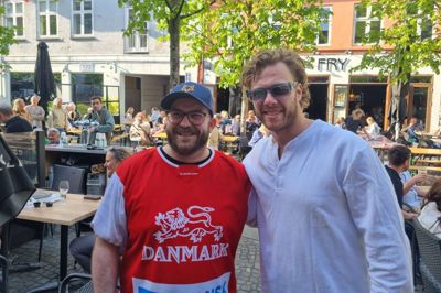 To gange David - Calder (t.v.) og Pastrnak - foran Murphy's Pub i Østergade, hvor David Calder arbejder. Den tjekkiske verdensstjerne i ishockey takkede David Calder for at støtte NHL-holdet Boston Bruins, hvor David Pastrnak er på kontrakt. Lige nu spiller han VM i Herning og scorede et mål og havde to målgivende afleveringer i 7-2-sejren over Danmark - en kamp, som David Calder overværede i Jyske Bank Boxen.