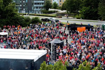 Det var på denne parkeringsplads på Ansvej, hvor der var folkefest med livemusik og underholdning, da Jysk Park blev indviet tilbage i 2017. Nu skal pladsen i brug igen, når der etableres gratis fanzone for alle med storskærm på Kristi himmelfartsdag, når Silkeborg IF spiller pokalfinale. Foto: Jakob Stigsen Andersen