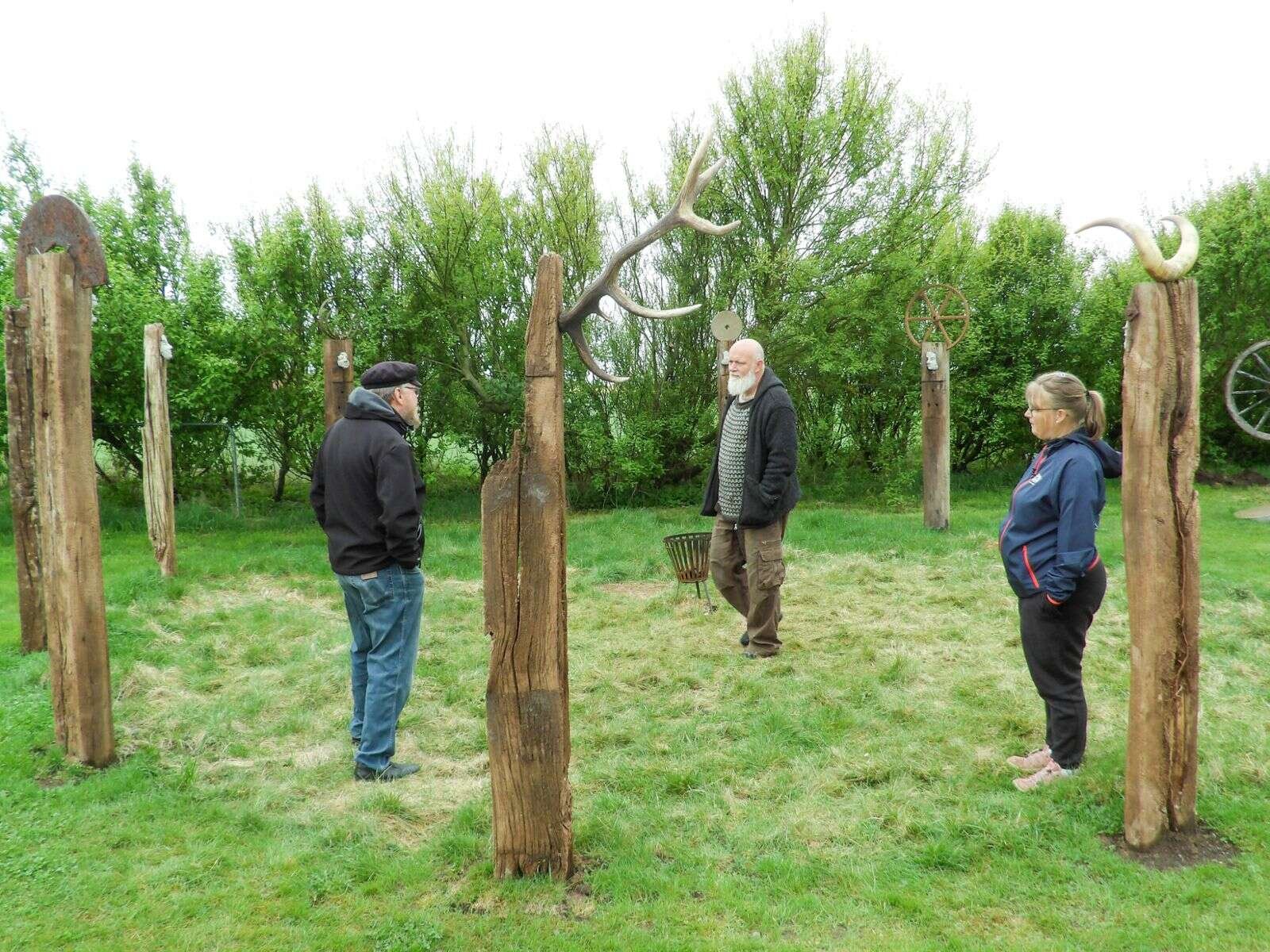 Ægteparret Vicky og Søren var forbi hos Leif Lundgaard. Her står de tre i udstillingen »hjernerne«. Foto: Anette Dalsgaard