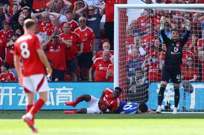 Nottingham Forest-angriberen kolliderede med stolpen i slutningen af søndagens opgør mod Leicester. Han var efterfølgende i tydelige smerter, men spillede kampen til ende. (Arkivfoto).