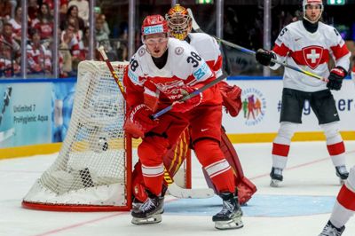 Morten Poulsen har fået godt med istid i samtlige kampe under VM i Boxen for det danske landshold. Men hans rolle er kun endnu større i Herning Blue Fox som nøglespiller på isen og kulturbærer i omklædningsrummet og hele klubben.