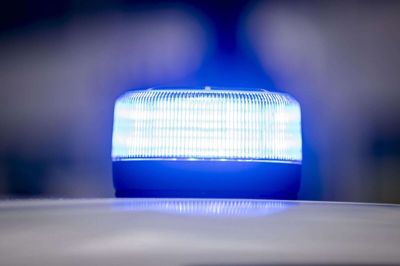 Politiet blev natten til torsdag kaldt ud til en ulykke på grund af glat føre på E45-motorvejen ved Aabenraa. Kort efter blev politikøretøjet ramt af en lastbil på ulykkesstedet. Det kostede en betjent livet. (Arkivfoto).