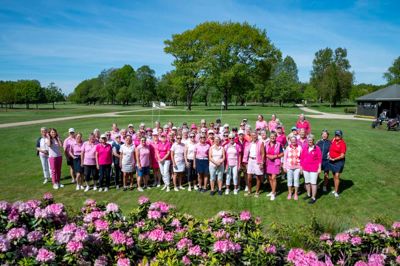 Sikken et match - 70 lyserøde kvinder og en lyserød rododendron på golfbanen i Herning Golfklub, hvor de forleden deltog i Pink Cup til fordel for forskning i brystkræft. Foto: Privatfoto
