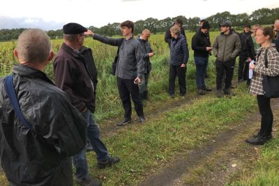 September 2023: Sagsbehandler Christian Bjerrum Poulsen fra Herning Kommune på markvandring med naboer og interesserede i den nye solcellepark nordvest for Aulum. Et forslag om at stille nye vindmøller op i området er nu droppet.