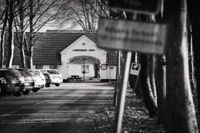 Den 35-årige mand, der er tiltalt for uagtsomt manddrab, er beboer på Udrejsecenter Kærshovedgård i Midtjylland. Centeret huser udvisningsdømte kriminelle, afviste asylansøgere og personer på tålt ophold. (Arkivfoto).