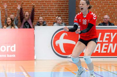 29-årige Tenna Donslund, der her jubler i Ikast-trøjen under årets DM-kvartfinale mod Brøndby, er efter seks års fravær retur på landsholdet.