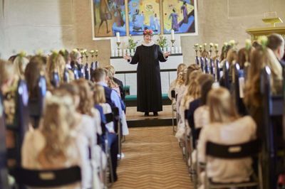 I 2023 afholdt man i mange kirker de sidste konfirmationer på store bededag. Her i Bregnet Kirke i Rønde på Djursland. Folketinget vedtog i februar 2023 at afskaffe store bededag som helligdag.
